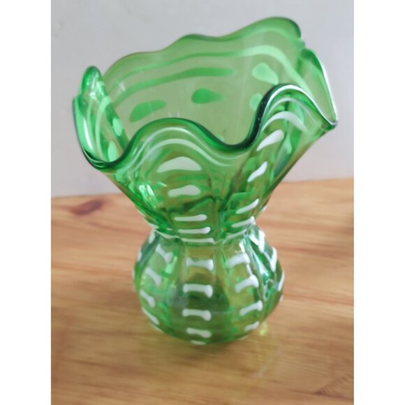 Hand Blown Nailsea Style Green Glass Vase with combed white glass ribs 5 1/2 in - Picture 7 of 7